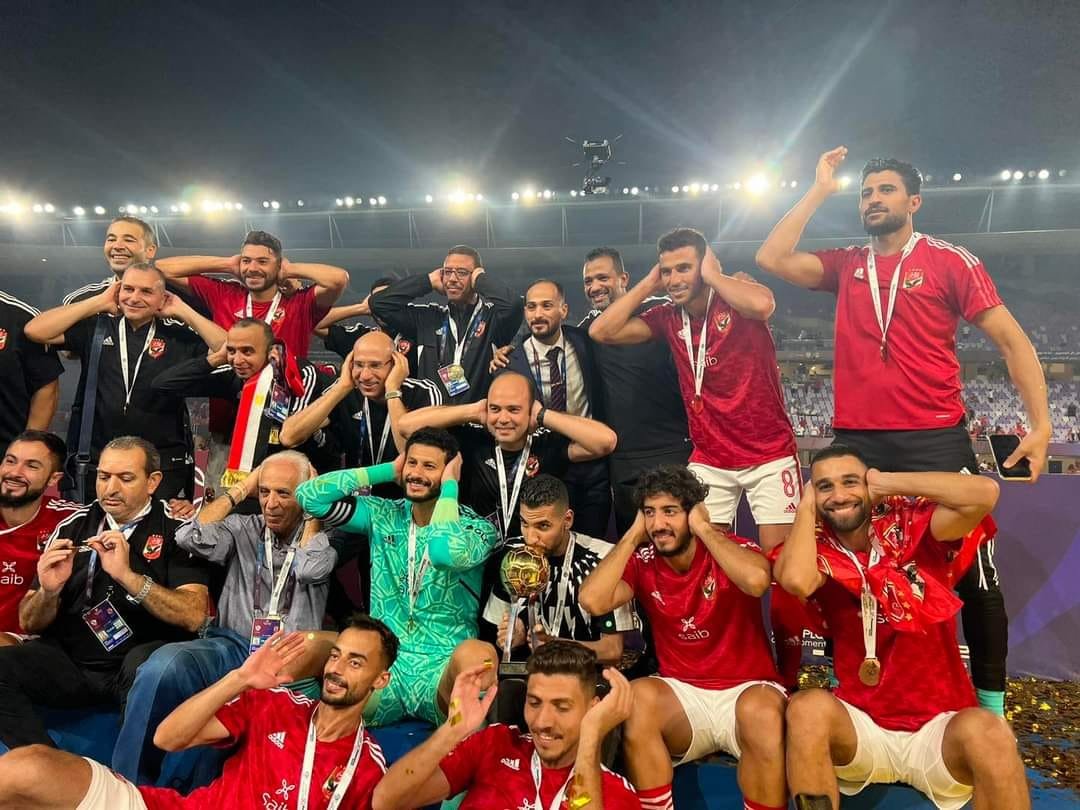 1. دكتور اصابات الملاعب أحمد أبو عبلة خلال تواجده في مباراة كرة قدم