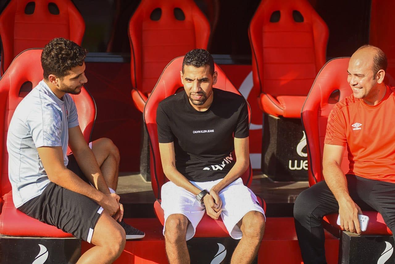 دكتور اصابات ملاعب أحمد أبو عبلة أثناء متابعة مباراة كرة قدم