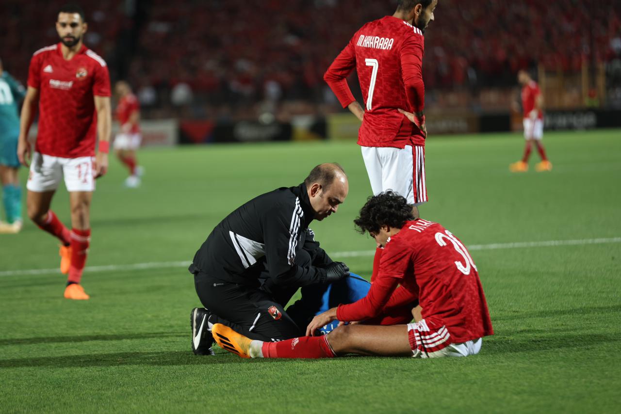 دكتور اصابات ملاعب النادي الأهلي أحمد أبو عبلة داخل الملعب